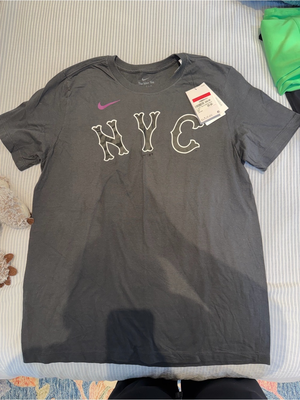 Nike NY METSMen's NYC Graphic Tee — Black with Pink Logo